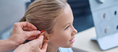 fille avec appareil auditif