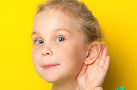 Jeune fille avec main derrière l'oreille