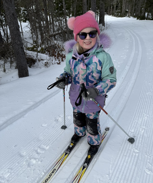 Jeune fille faisant du ski de fond l'hiver