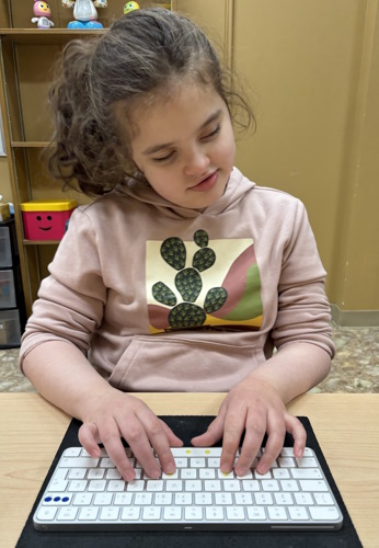 Jeune fille travaillant la saisie sur clavier